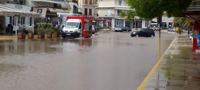 Πλημμύρισαν δρόμοι στο Πόρτο Χέλι από το «Ζορμπά» (Photos & Video) - Media