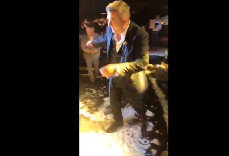 Το βαρύ ζειμπέκικο του Αντώνη Ρέμου στη δεξίωση του γάμου του (Video)  - Media