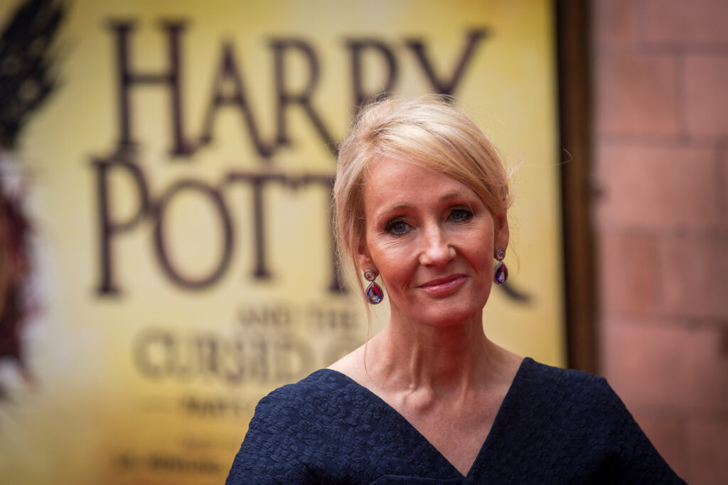 Μπάχαλο με την J.K. Rowling: Βανδάλισαν τα αποτυπώματά της στο Εδιμβούργο (Photo) - Media