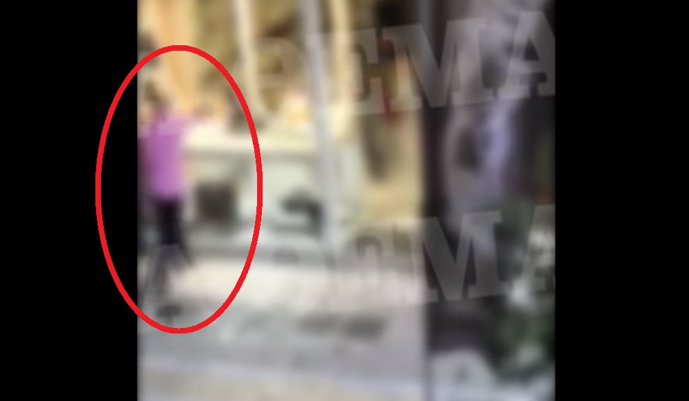 Η στιγμή που ο κοσμηματοπώλης εκτοξεύει αντικείμενο στο κεφάλι του Ζακ Κωστόπουλου πριν αρχίσει ο ξυλοδαρμός - Media
