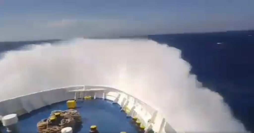 Η «μάχη» του «Αδαμάντιος Κοραής» με τα κύματα στο στενό Σερίφου-Σίφνου (Video) - Media