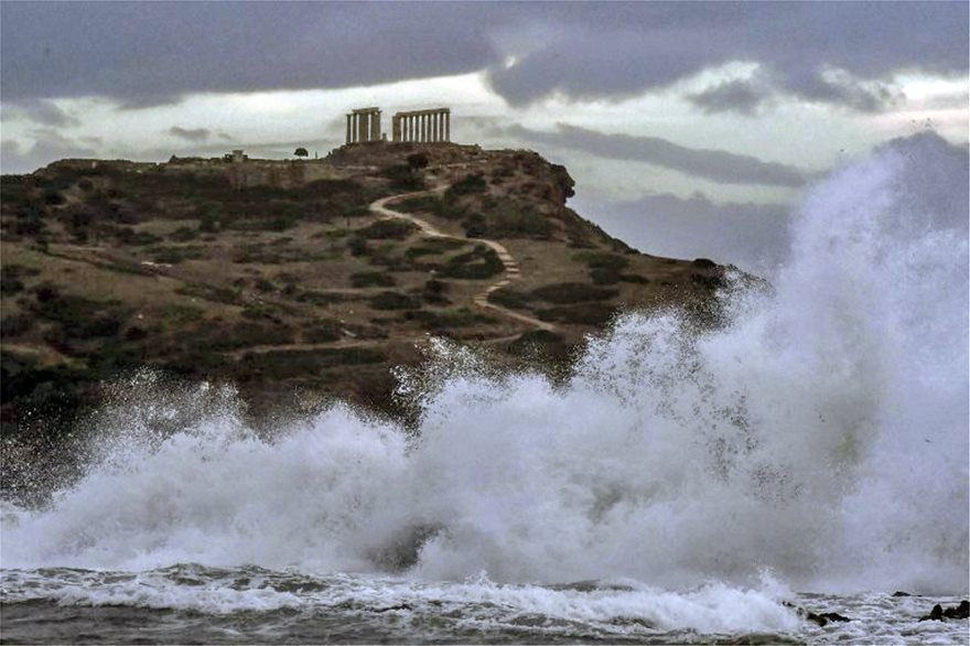 «Ο Ποσειδώνας επισκέφτηκε τον ναό του!»: Εκπληκτικές φωτογραφίες του κυκλώνα στο Σούνιο - Media