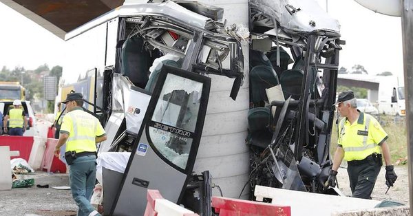 Τραγωδία στην Ισπανία: Λεωφορείο «καρφώθηκε» σε γέφυρα, πέντε νεκροί (Photo) - Media