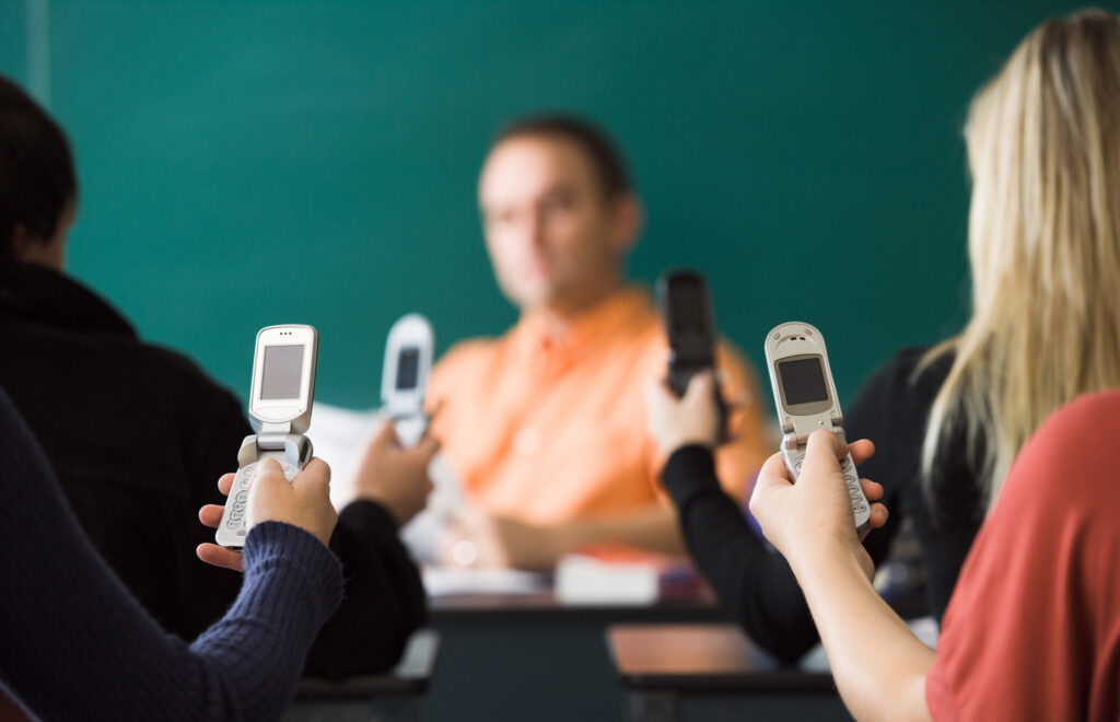 Είναι οριστικό - Τα κινητά «εξορίζονται» από τα σχολεία στη Γαλλία - Media