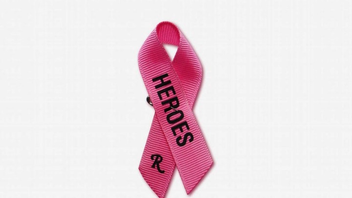 Ο σχεδιαστής Raf Simons αλλάζει τη ροζ κορδέλα-έμβλημα κατά του καρκίνου του μαστού  - Media