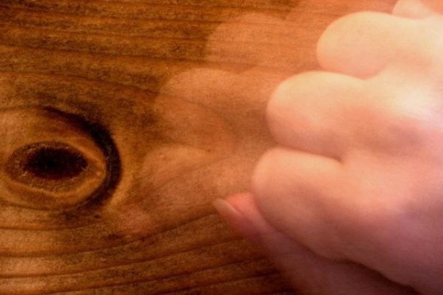 «Χτύπα ξύλο»: Από πού προήλθε η φράση;  - Media