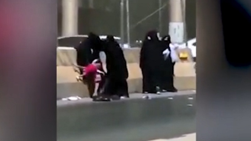 Άγριο ξύλο ανάμεσα σε γυναίκες με μπούρκα – Πετούν στο έδαφος ένα μωρό (Video)  - Media