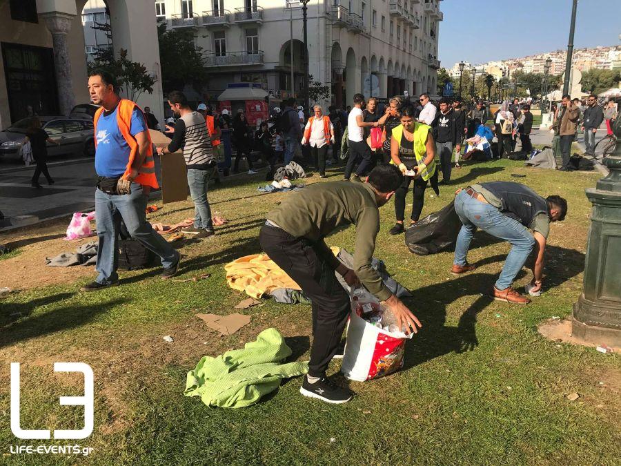 Μαθήματα πολιτισμού: Φεύγοντας οι πρόσφυγες καθάρισαν την πλατεία Αριστοτέλους (Video) - Media