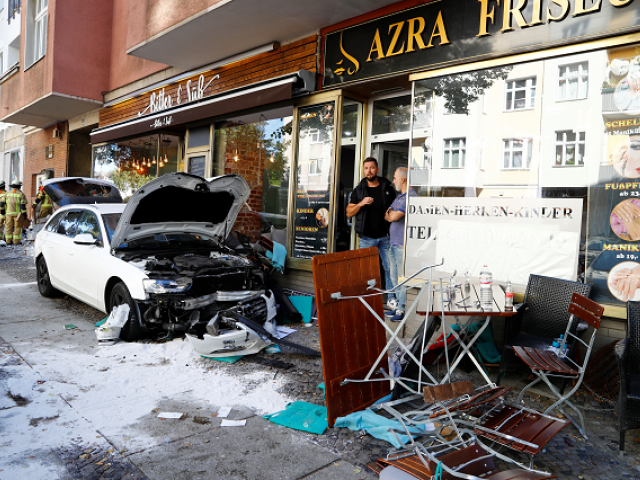 Βερολίνο: Αυτοκίνητο έπεσε σε καφέ – Πολλοί τραυματίες - Media