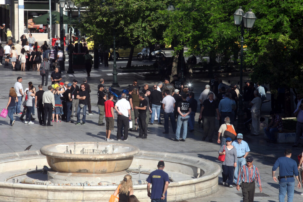 Δημοσκόπηση του Ευρωκοινοβουλίου: Έξι στους δέκα Έλληνες θέλουν να παραμείνει η Ελλάδα στην Ε.Ε. - Media