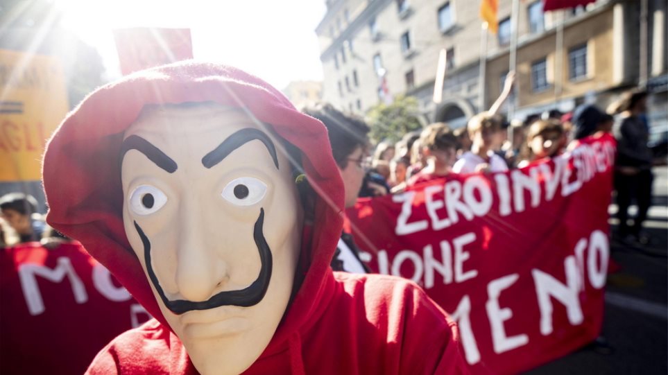 Ιταλοί μαθητές α λα Casa de Papel καίνε ομοιώματα των Σαλβίνι και Ντι Μάιο (Photos) - Media