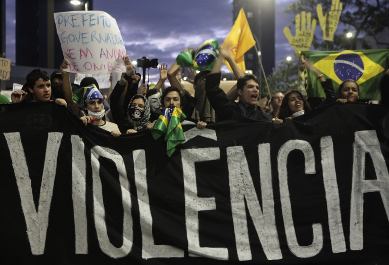 Βραζιλία: Βυθίζεται στη βία η χώρα ενόψει των εκλογών - Διχάζει βαθιά ο ακροδεξιός Μπολσονάρου - Media