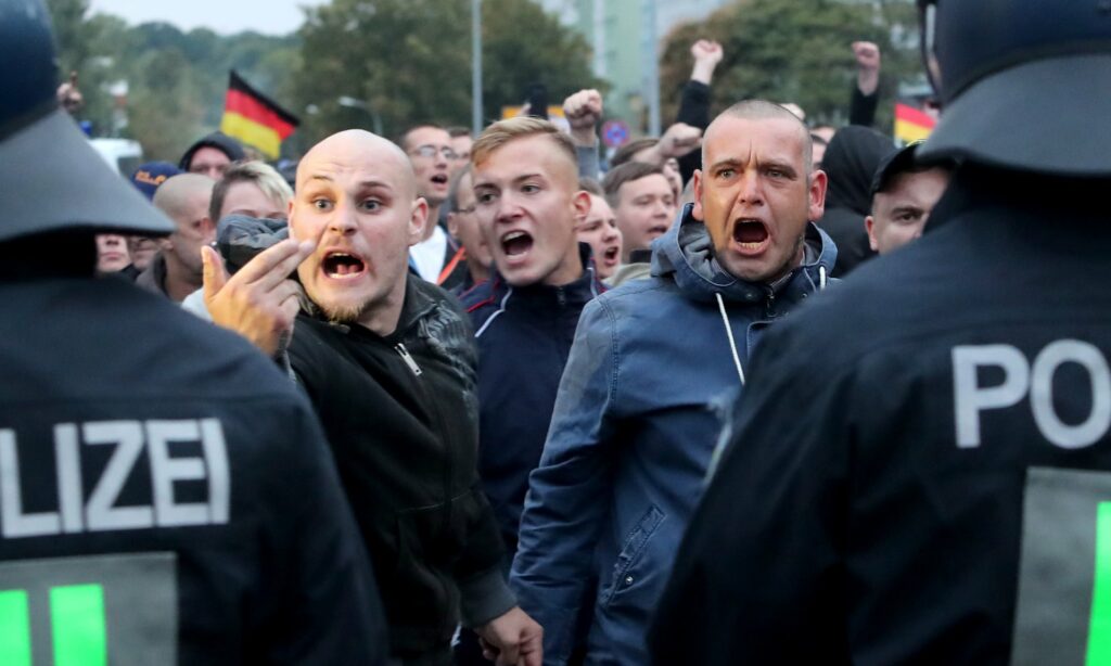 «Ζω ανάμεσα σε Γερμανούς νεοναζί - Είναι όπως όταν ανελίχθηκε ο Χίτλερ»: Συγκλονιστική επιστολή στον Guardian - Media