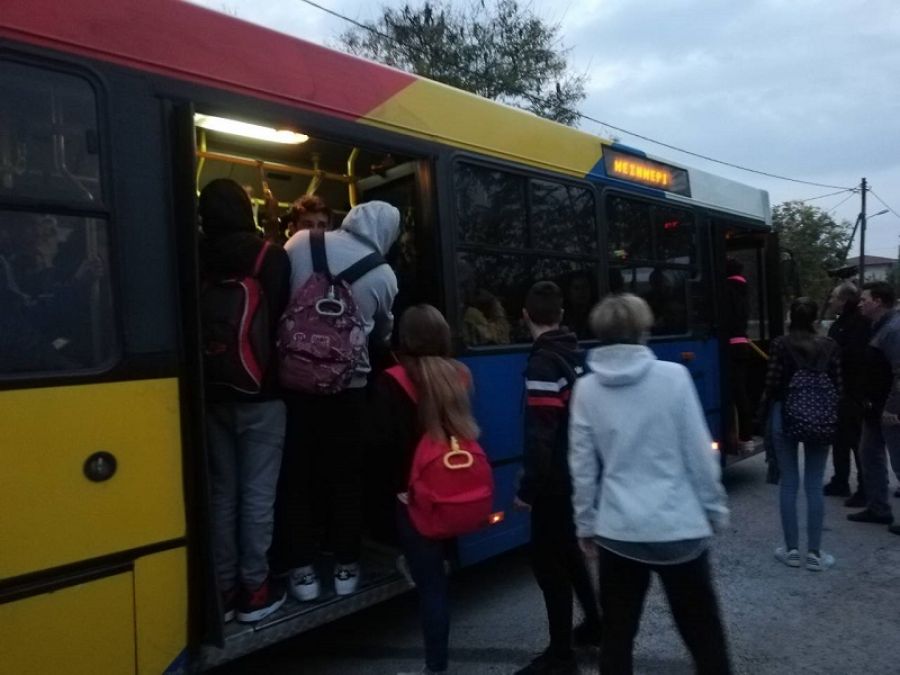 Απίστευτες εικόνες στη Θεσσαλονίκη: «Σαρδέλες» οι μαθητές για να χωρέσουν σε λεωφορείο του ΟΑΣΘ (Video) - Media