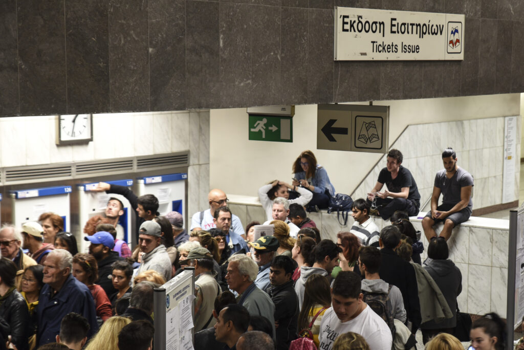 Ταλαιπωρία για τους επιβάτες στο μετρό - Πρόβλημα στα μηχανήματα έκδοσης εισιτηρίων - Media Gallery