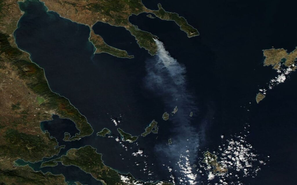Δορυφορική εικόνα που «ραγίζει» καρδιές: Μέχρι την Εύβοια ο καπνός από τη φωτιά στη Σιθωνία (Pic)  - Media