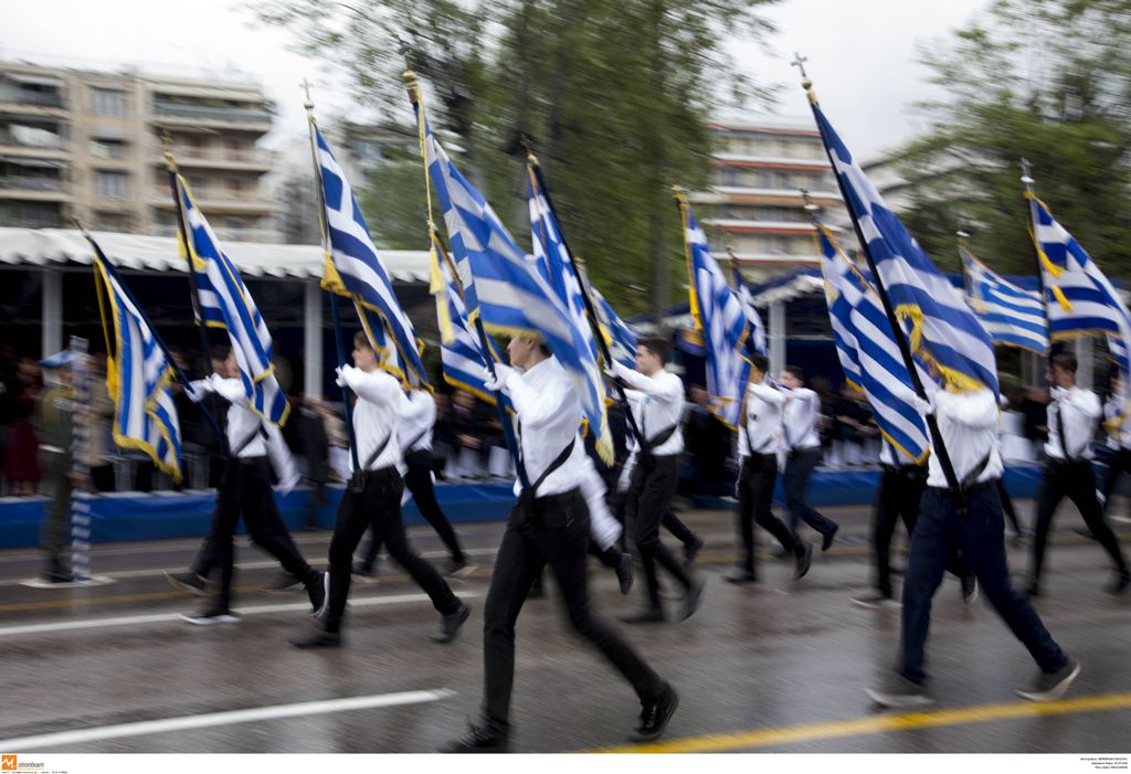 «Τελικά τι σημαίνει Ελληνας;»: Προσφυγόπουλα ζητούν να συμμετάσχουν στην παρέλαση - Media