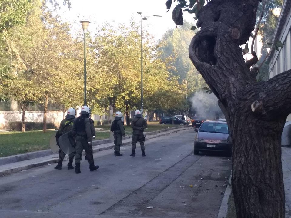 Μικροένταση στην οδό Τοσίτσα – Στις φλόγες αυτοκίνητο (Photo) - Media