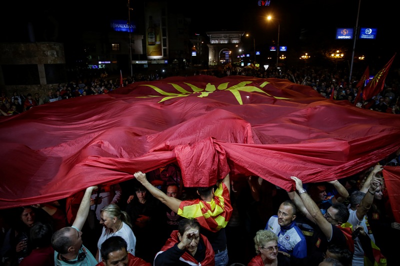 Το δημοψήφισμα - παρωδία και η πανίσχυρη δέσμευση στο ΝΑΤΟ - Media