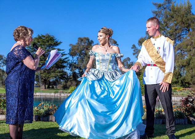 Εμμονική με την Disney, ντύθηκε Σιντερέλα και μετέτρεψε σε κόμικ τον γάμο της (Photos) - Media