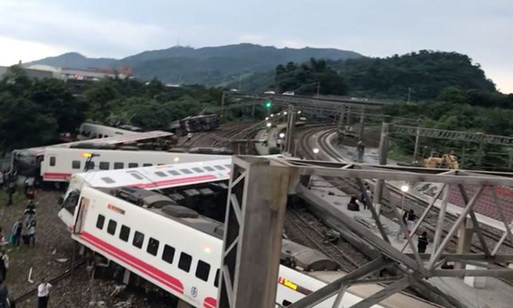 Τραγωδία στο Ταϊβάν: Τουλάχιστον 22 νεκροί  από εκτροχιασμό τρένου (Photos) - Media