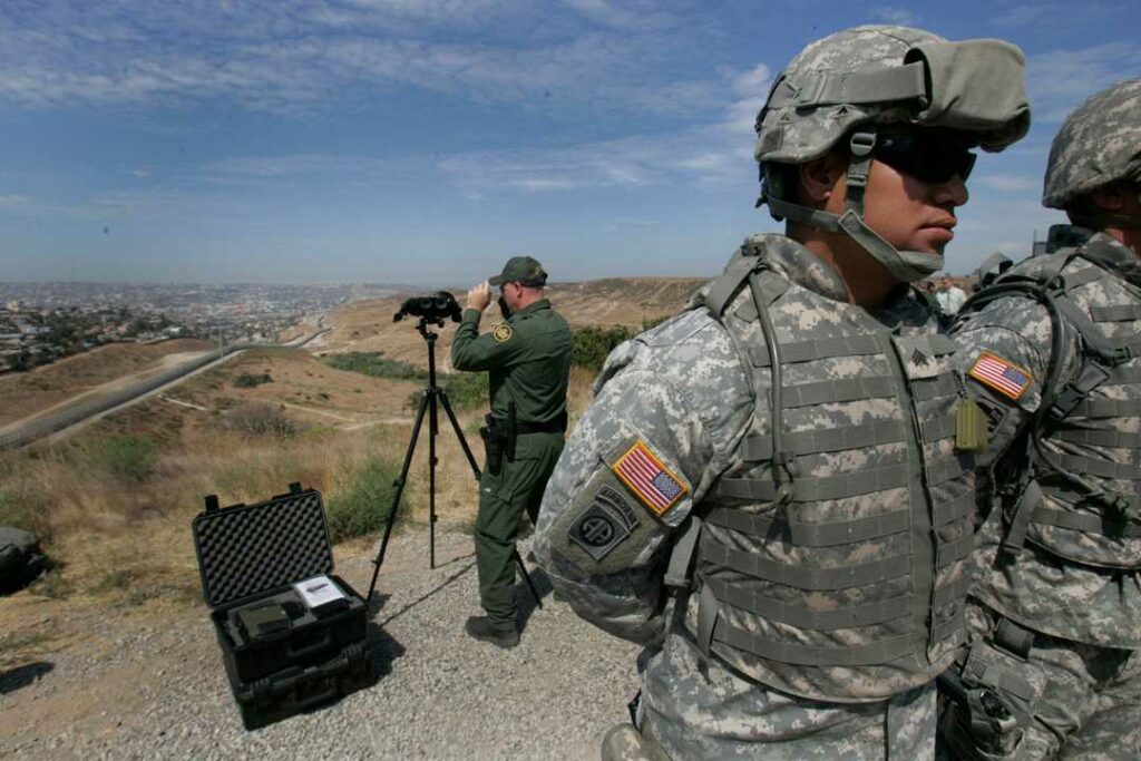 «Τείχος» από Αμερικανούς στρατιώτες στα σύνορα του Μεξικού - Media