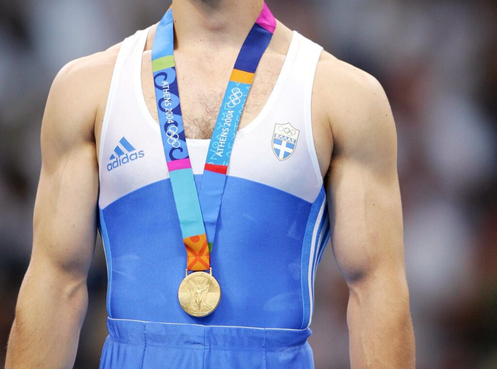 Χρυσός Ολυμπιονίκης της Αθήνας πουλά το μετάλλιό του γιατί είναι ταπί - Media