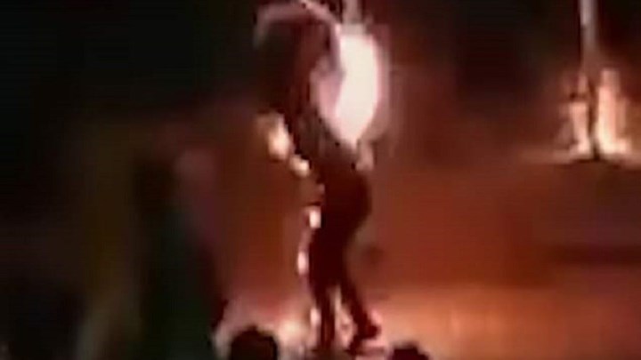 Εφιαλτικό λιντσάρισμα στο Περού: Έκαψαν ζωντανό άνδρα που έκλεψε αυτοκίνητο (Video) - Media