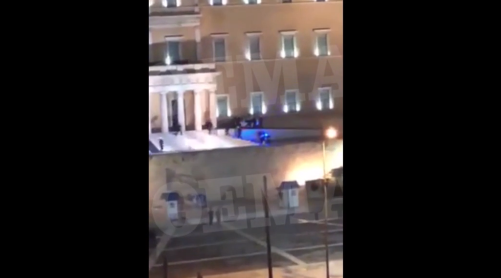 Βίντεο Ντοκουμέντο: Το «μεθυσμένο» Panda ανεβαίνει στο περιστύλιο της Βουλής - Media