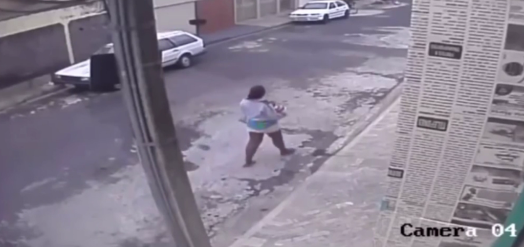 Σκληρό βίντεο: Πετάει το μωρό της σε κάδο απορριμμάτων και φεύγει ανέμελη - Media