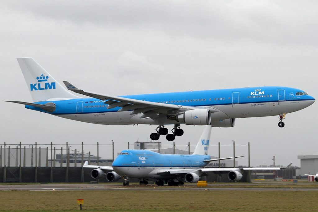 Χαμός σε πτήση: Αναγκαστική προσγείωση μετά από συμπλοκή με επιβάτη - Ούρλιαζε και χτυπούσε τους γύρω του - Media