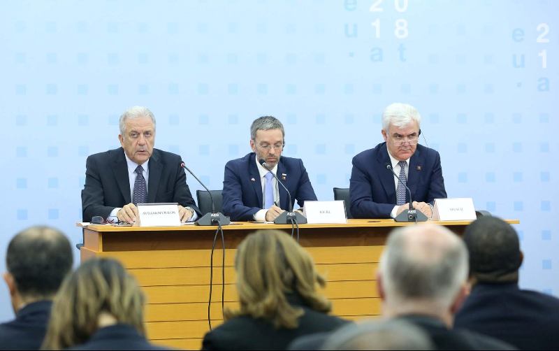 Μήνυμα Αβραμόπουλου με πολλούς αποδέκτες: Θα πρέπει να αντιμετωπίσουμε απειλές που δεν σταματούν στα σύνορα - Media