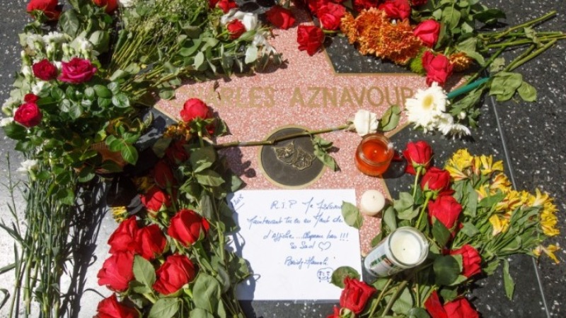 Καλλιτέχνες και φίλοι αποχαιρετούν τον Σαρλ Αζναβούρ - Media