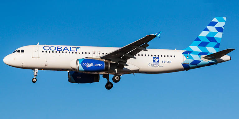 Χάος και πανικός από το ξαφνικό «λουκέτο» της κυπριακής αεροπορικής Cobalt - Κατέβαζαν άρον άρον επιβάτες από το αεροπλάνο - Media