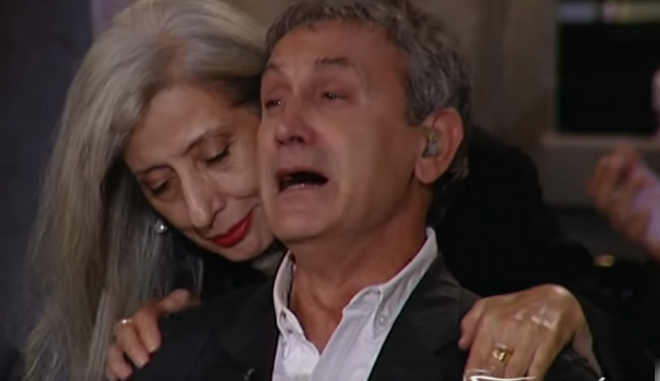 Η συγκίνηση του Νταλάρα για τον Μάνο Ελευθερίου: Πέταξε το μικρόφωνο και ξέσπασε σε κλάματα (Video) - Media
