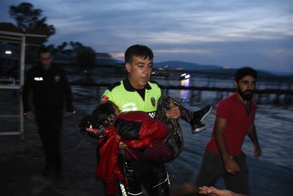 Δύο νεκροί από τη βύθιση σκάφους με μετανάστες ανοιχτά της δυτικής Τουρκίας (Photo/Video)  - Media