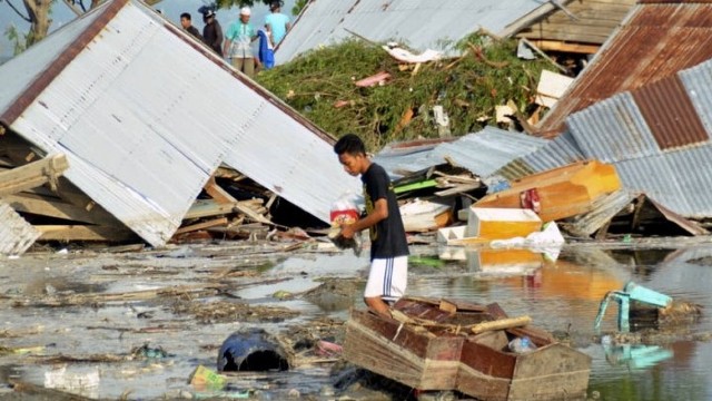 Μεγαλώνει η λίστα της τραγωδίας στην Ινδονησία: 2.000 οι νεκροί - 5.000 οι αγνοούμενοι από τον σεισμό των 7,5 Ρίχτερ - Media