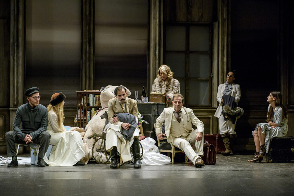 Άντoν Τσέχωφ στο θέατρο Δημήτρης Χoρν: «Ο Βυσσινόκηπος» (Photos) - Media