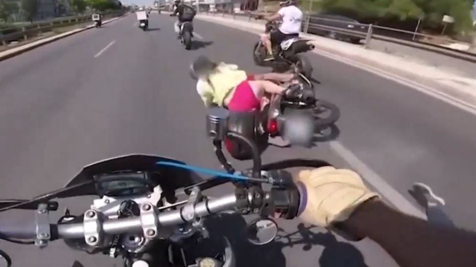Αθήνα: Καρέ-καρέ ατύχημα με μηχανή - Πολλαπλά εγκαύματα για γυναίκα που φορούσε μόνο μπικίνι (Video) - Media