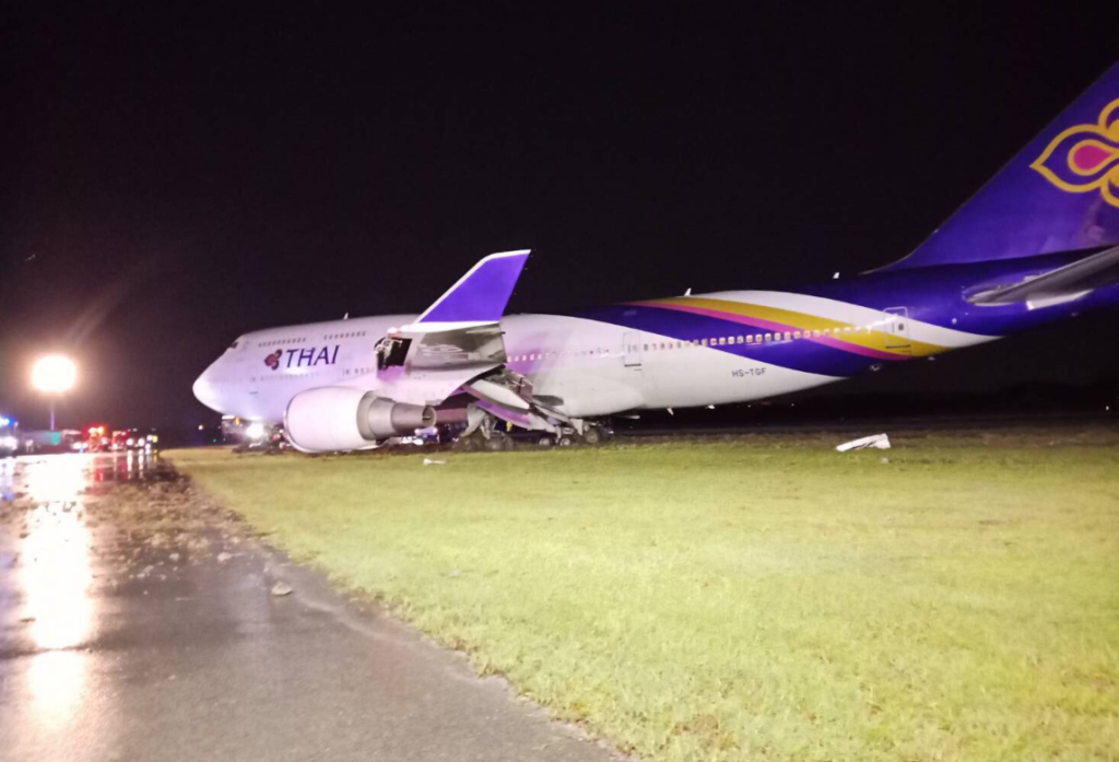 Ταϊλάνδη: Boeing 747 σταμάτησε 100 μέτρα μετά τον διάδρομο εν μέσω θύελλας (Photos) - Media