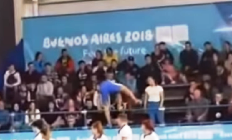 Χοντρό επεισόδιο από Έλληνα αρσιβαρίστα στους ολυμπιακούς αγώνες νέων - Σε έξαλλη κατάσταση έσπρωχνε όποιον έβρισκε μπροστά του (Video) - Media