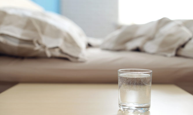 Γιατί δεν πρέπει να πίνετε ποτέ από το νερό που έχετε δίπλα στο κρεβάτι σας (Video) - Media