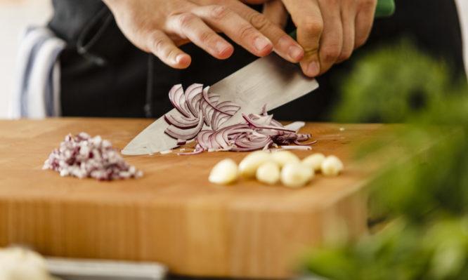 Πώς να μη μυρίζουν τα χέρια σας σκόρδο και κρεμμύδι μετά το μαγείρεμα  - Media