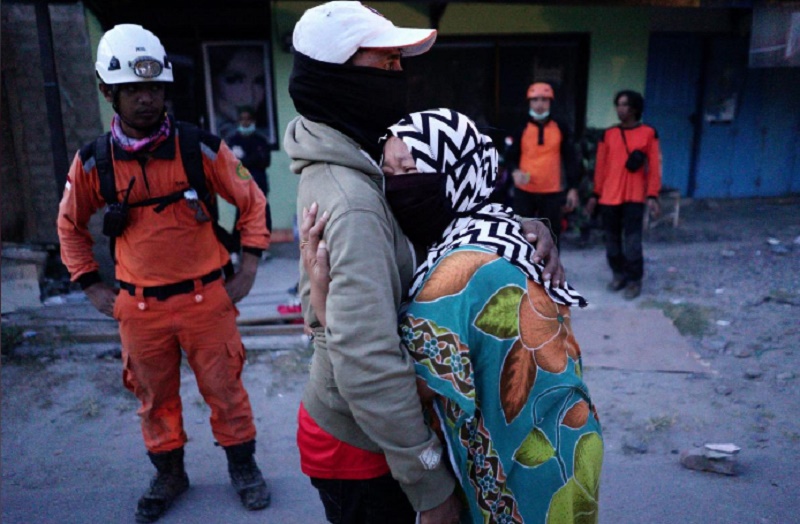 Μετρά τις «πληγές» της η Ινδονησία: Στους 1.649 οι νεκροί - Τέσσερα μωρά γεννήθηκαν σε πλωτό νοσοκομείο - Media