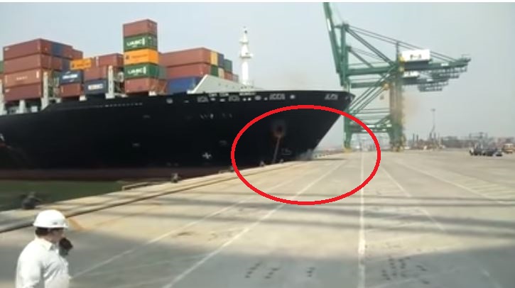 Η στιγμή που γιγαντιαίο containership 335 μέτρων προσκρούει με την πλώρη στην προβλήτα (Video) - Media