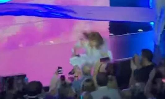 Ατύχημα για την Paula Abdul: Έπεσε από τη σκηνή μπροστά στο κοινό της (Video) - Media