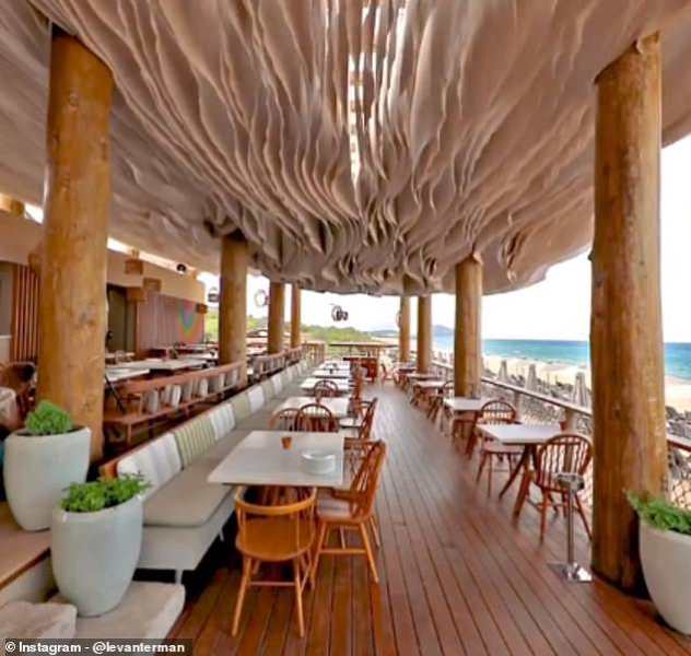 Η πιο ωραία οροφή εστιατορίου είναι στην Ελλάδα – Κυματίζει στον αέρα και μαγνητίζει τα βλέμματα (Photos & Video)  - Media