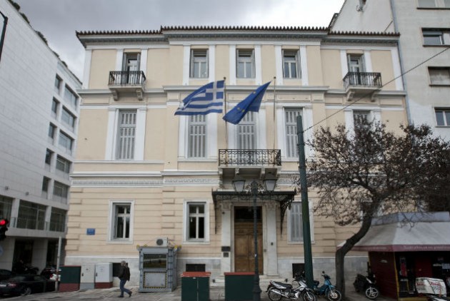 Τι απαντά ο επικεφαλής του γραφείου του Ευρωπαϊκού Κοινοβουλίου στην Αθήνα - Γιατί τέθηκε σε διαθεσιμότητα - Media