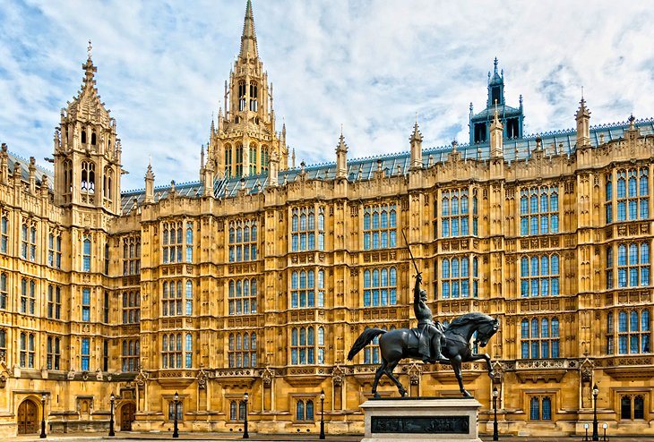 Σόδομα και Γόμορρα στο βρετανικό Κοινοβούλιο – Διαμαρτυρία από τις καθαρίστριες για ακολασίες - Media