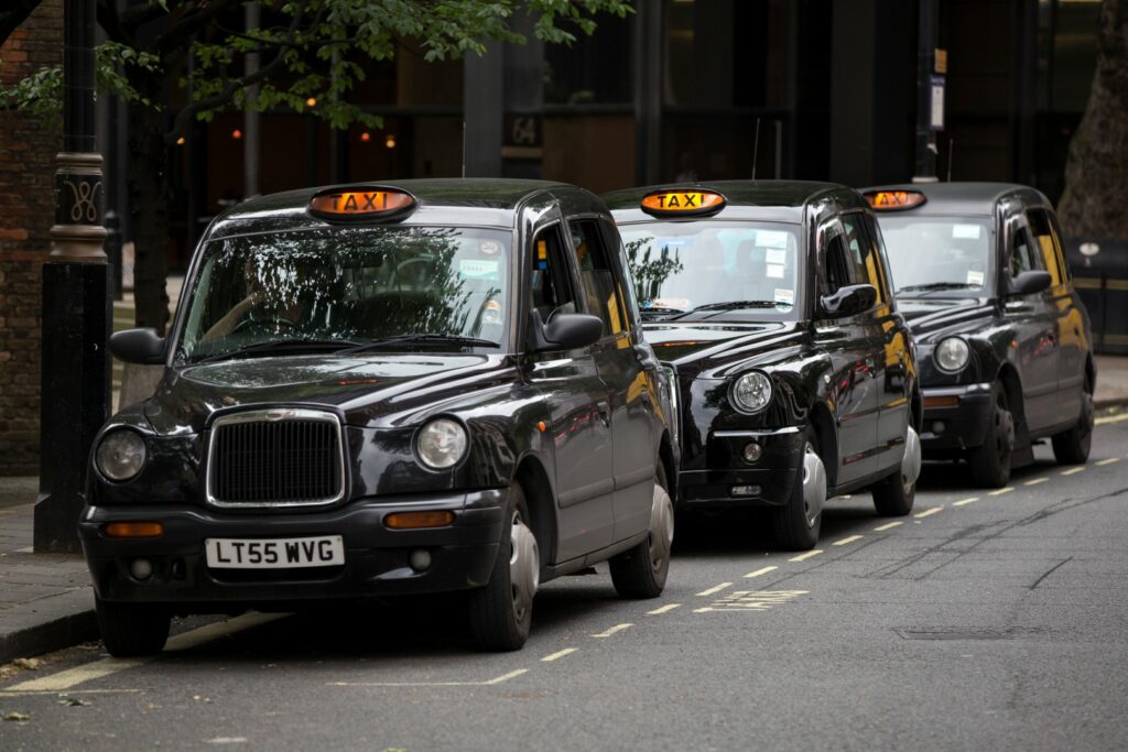 Μαύρα πολυτελή ταξί τώρα και στο Παρίσι   - Media